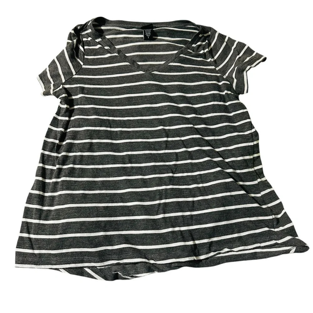 Torrid women's size 1 striped v-neck shirt grey and white